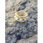 Bague Amazonite ajustable en acier inoxydable doré sur roche naturelle, cabochons clairs pour sérénité et expression sincère.