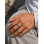 Bague multi Amazonite portée à la main en lumière naturelle, anneau doré réglable et pierres bleu-vert pour douceur et harmonie.