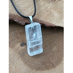 Pendentif Calcite Optique sur cordon noir posé sur bois brut, pierre transparente rectangulaire avec bélière argentée pour intuition et recul intérieur.