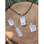 Plusieurs pendentifs en Calcite Optique sur rondin de bois et herbes, pierres transparentes aux formes variées pour méditation et lumière intérieure.