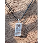 Pendentif Calcite Optique rectangulaire sur bois ensoleillé, cordon noir et reflets givrés pour accompagner les intentions positives.