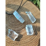 Lot de pendentifs Calcite Optique sur bois naturel, pierres translucides aux voiles internes pour perception subtile et harmonie spirituelle.