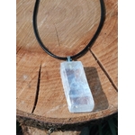 Pendentif Calcite Optique sur rondin de bois fendu, pierre claire rectangulaire avec cordon noir pour discernement et recentrage.