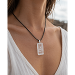 Pendentif Calcite Optique porté sur cordon noir avec haut blanc, pierre translucide au style minéral pour vision nuancée et présence douce.