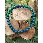 Bracelet Azurite-Malachite 6 mm mis en scène sur champignons, nuances bleues et vertes, éveil intuitif.