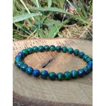 Bracelet Azurite-Malachite 6 mm posé sur tranche de bois, perles bleu profond et vertes, équilibre du cœur.