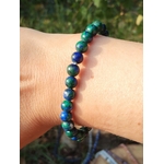 Bracelet Azurite-Malachite 6 mm porté au soleil, perles bleues et vertes, clarté mentale et courage intérieur.