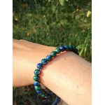 Bracelet Azurite-Malachite 6 mm porté en extérieur, perles bleu azur et vertes, confiance intuitive.