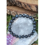 Bracelet Larvikite 8 mm sur amas de quartz blanc, perles gris bleuté en décor d’herbe et bois, protection et ancrage.