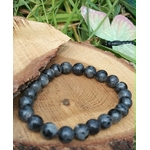 Bracelet Larvikite 8 mm entre bois clair et herbes, perles gris fumé, apaisement mental et énergie mieux centrée.