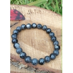 Bracelet Larvikite 8 mm sur rondin brut avec aile rouge, perles gris bleuté, force intérieure et clairvoyance.