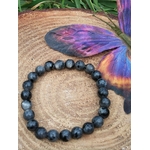 Bracelet Larvikite 8 mm sur rondin avec papillon violet, pierres gris anthracite, intuition et protection subtile.