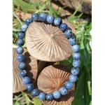 Bracelet Tanzanite naturel entourant des champignons bruns, perles bleu gris pour sérénité, sensibilité subtile et expression de soi.