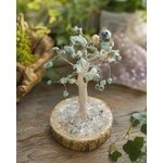 Arbre en Larimar baroque Magic Gaïa sur bois naturel et lierre, décor minéral pour sérénité et parole apaisée.