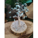 Arbre décoratif en Larimar baroque sur rondin, branches argentées et éclats clairs pour une ambiance douce.