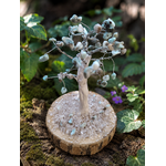 Création Magic Gaïa en Larimar baroque posée dans la mousse, arbre minéral lié à l’équilibre émotionnel.