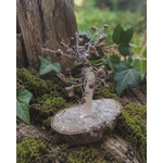 Arbre en Rhodonite baroque Magic Gaïa sur fond blanc, branches argentées et éclats roses pour tendresse et équilibre émotionnel.