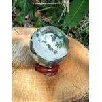 Sphère Agate Arbre sur support en bois, veinages mousseux visibles et présence naturelle pour espace bien-être.