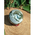 Sphère décorative en Agate Arbre sur bois clair, dessins végétaux uniques et stabilité émotionnelle.