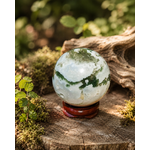 Boule en Agate Arbre mise en scène sur souche avec mousse et feuillage, énergie végétale et retour au calme.