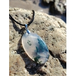 Pendentif ovale en Agate Mousse sur rocher clair breton, cordon noir et reflets verts pour une allure nature.