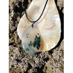 Pierre naturelle Agate Mousse en gros plan sur nacre en Bretagne, motifs mousseux et énergie douce de recentrage.