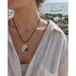 Pendentif Agate Mousse porté face à la mer en Bretagne, bijou ovale associé au calme et au retour à soi.