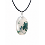 Collier Agate Mousse ovale sur fond blanc, pierre laiteuse aux motifs végétaux montée sur cordon noir.