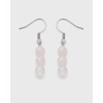 Boucles d’oreilles Quartz Rose sur fond blanc, perles rose pâle et crochets argentés, tendresse et amour de soi.