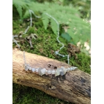 Collier Labradorite naturelle sur bois et mousse en forêt, chaîne acier inoxydable, éclats gris lumineux et intuition douce.