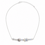 Collier Labradorite Magic Gaïa sur fond blanc, perles minérales gris argenté et chaîne fine en acier inoxydable.