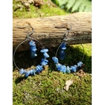 Boucles d'oreilles créoles cyanite création Magic Gaïa sur mousse et bois, pierres bleues associées à l'apaisement et l'expression.
