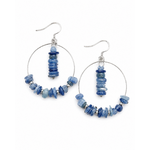 Créoles cyanite portées sans visage apparent, bijou bleu Magic Gaïa en pierres naturelles pour une allure douce et alignée.