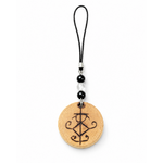 Accessoire de téléphone accroché à une coque sur fond blanc, pendentif bois avec sigil pyrogravé et perles minérales.