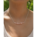 Collier pierre de soleil création Magic Gaïa porté au cou, pierres pêche lumineuses, joie, confiance et vitalité symbolique.
