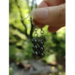 Boucles d’oreilles hématite création Magic Gaïa tenues en forêt, perles métalliques brillantes, ancrage et protection.