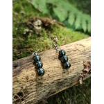 Boucles d’oreilles hématite création Magic Gaïa sur bois moussu, perles gris métallisé, protection énergétique symbolique.
