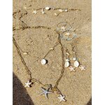 Collier double rang étoiles de mer, bracelet et boucles d’oreilles dorés sur le sable en Vendée