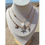 Collier double rang étoiles de mer doré sur buste beige, plage de Vendée en arrière-plan