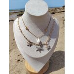Bijou marin doré à deux rangs avec étoile de mer et perle blanche présenté sur buste en Vendée