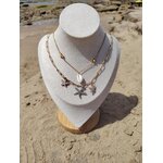 Collier marin double rang doré présenté sur buste beige au bord de la mer en Vendée