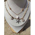 Création Magic Gaïa, collier double rang étoiles de mer doré avec perle blanche sur buste beige en extérieur
