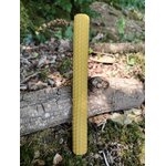 Bougie roulée en cire d’abeille gaufrée sur bois brut en pleine nature, pour rituel, détente et bienfaits d’une ambiance chaleureuse