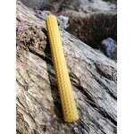 Bougie roulée en cire d’abeille gaufrée sur bois brut en pleine nature, pour rituel, détente et bienfaits condensateur fluidique