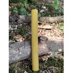 Bougie longue en cire gaufrée naturelle sur bois forestier, pour pratique ésotérique, rituel personnel et atmosphère apaisante