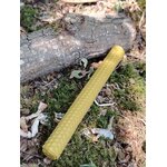 Bougie roulée en cire d’abeille sur sol forestier près d’un tronc, pour intention, recentrage et pratique spirituelle