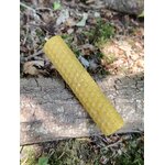 Petit modèle 10 cm en cire d’abeille allongé sur un tronc, bienfaits associés au calme intérieur