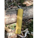 Bougie jaune gaufrée 10 cm posée en forêt contre une branche, bienfaits d’une ambiance apaisante