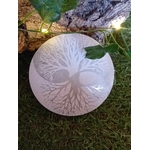 Zoom sur plateau sélénite arbre de vie yin et yang, gravure détaillée sur pierre blanche, harmonie spirituelle et recharge vibratoire.