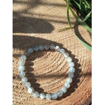 Bracelet labradorite gris bleuté sur rondin de bois, reflets subtils et énergie douce, apaisement et recentrage